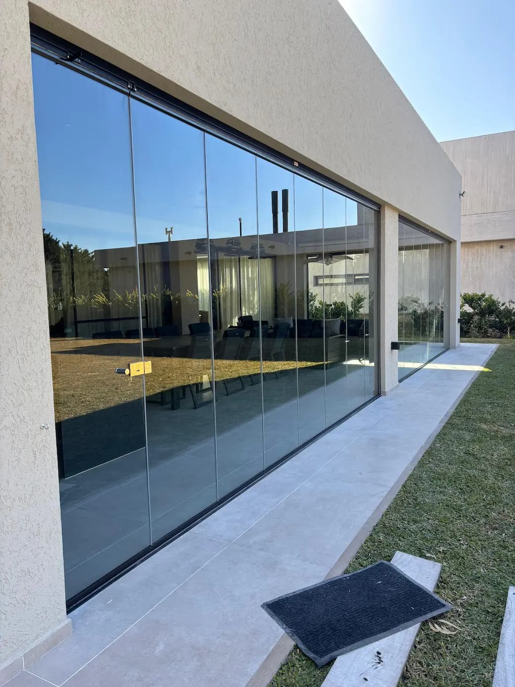 Cerramiento de galería con vidrio templado en Funes — Sistema Vito
