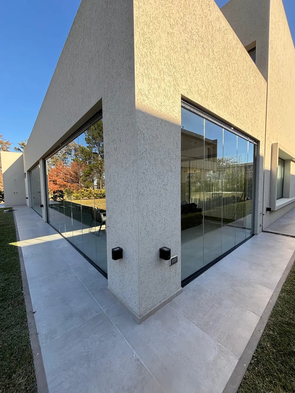 Cerramiento de galería con vidrio templado en Funes — Sistema Vito